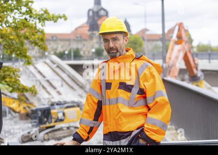 À la suite de l'effondrement de certaines parties du pont Carola, des travaux de démolition ont commencé du côté de la vieille ville. Les sections du pont du côté de la vieille ville étaient désespérées Banque D'Images