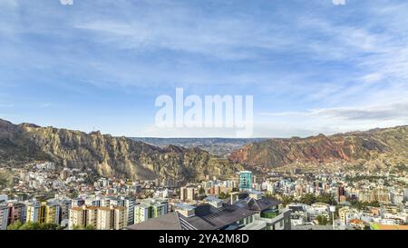 La Paz, Bolivie, vue aérienne survolant le paysage urbain dense. San Miguel, distrique du sud. Amérique du Sud, Amérique du Sud Banque D'Images