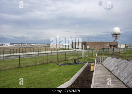 Zaventem, région du Brabant flamand, Belgique, 09 18 2022, banc en bois au point d'observation pour l'observation des avions, Europe Banque D'Images