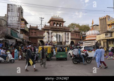 Jodhpur, Inde, 23 mars 2024 : groupe de personnes et de véhicules devant Sardar Market Girdikot Gate, Asie Banque D'Images