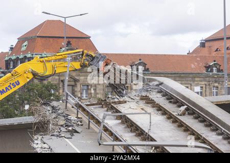 Après l'effondrement de certaines parties du pont Carola, les travaux de démolition ont commencé du côté de la vieille ville. Les sections du pont du côté de la vieille ville ont été démantelées Banque D'Images