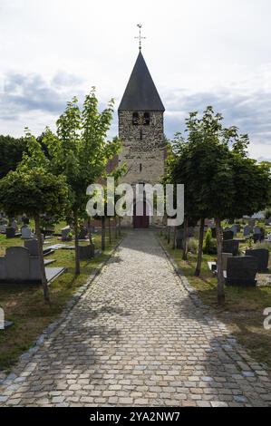 Oud-Heverlee, Brabant flamand, Belgique, 08 2 1 2022, ruelle en pierre Cobble et tour de la chapelle avec les cimetières devant, Europe Banque D'Images