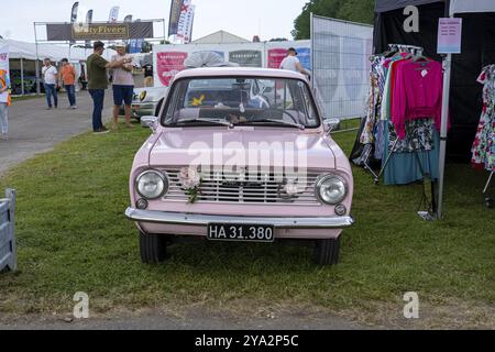 Copenhague, Danemark, le 2 août 2024 : une Vauxhall rose vintage au Grand Prix historique de Copenhague, en Europe Banque D'Images