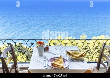 Table de restaurant avec vue sur la mer sur la côte amalfitaine en Italie Banque D'Images