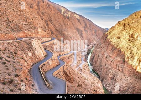 Gorges du Dadès est une belle route entre les montagnes de l'Atlas au Maroc Banque D'Images