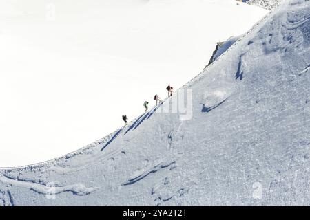 Mont Blanc mountaneers marche sur la crête enneigée Banque D'Images