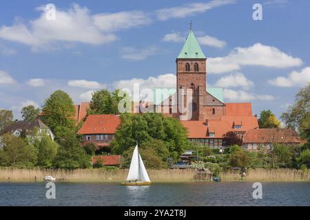 Dominsel Ratzeburg mit Ratzeburger Dom dans le Schleswig-Holstein Ratzeburg avec cathédrale et autres bâtiments historiques sur la rive du lac Ratzeburg au S. Banque D'Images