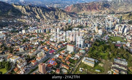 La Paz, Bolivie, vue aérienne survolant le paysage urbain dense. San Miguel, distrique du sud. Amérique du Sud, Amérique du Sud Banque D'Images