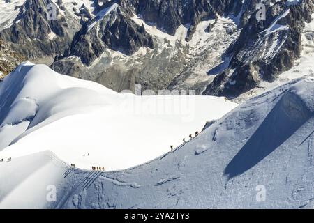 Mont Blanc mountaneers marche sur la crête enneigée Banque D'Images