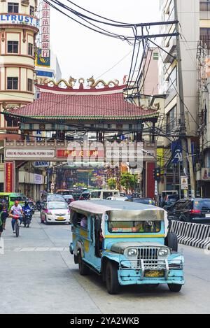 Bus jeepney coloré local à manille chinatown aux philippines Banque D'Images