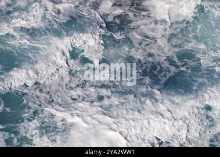 Vue de dessus de l'eau dans l'océan Atlantique près d'un navire avec des vagues et des jets d'eau. Arrière-plan. L'eau est colorée turquoise à cause des bulles d'air. Eau sur ATL Banque D'Images