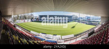 Belgique, 02 16 2019 : sièges colorés sur les tribunes du stade de football Racing White Daring Molenbeek, Europe Banque D'Images