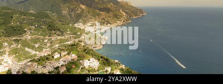 Côte amalfitaine, mer Méditerranée, Italie. Belle journée pleine de couleurs sur les routes et autoroutes de la côte amalfitaine Banque D'Images