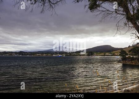 DOUVRES AUSTRALIE, 25 FÉVRIER 2024 : vues sur la ville pittoresque de Douvres et le front de mer du Port d'Esperance sur la péninsule du Sud dans la vallée de Huon, T. Banque D'Images