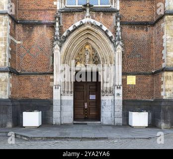 Hasselt, Limbourg, Belgique, 04 12 2022, entrée et façade de la cathédrale Saint-Quentin, Europe Banque D'Images