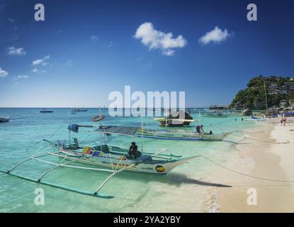 Bateaux touristiques d'excursion en bateau-taxi dans le paradis diniwid plage boracay philippines Banque D'Images