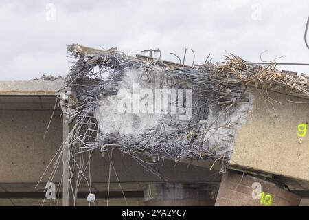 Après l'effondrement de certaines parties du pont Carola, les travaux de démolition ont commencé du côté de la vieille ville. Les sections du pont du côté de la vieille ville ont été démantelées Banque D'Images