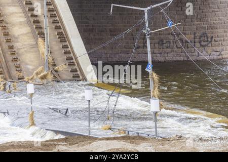 Après l'effondrement de certaines parties du pont Carola, les travaux de démolition ont commencé du côté de la vieille ville. Les sections du pont du côté de la vieille ville ont été démantelées Banque D'Images