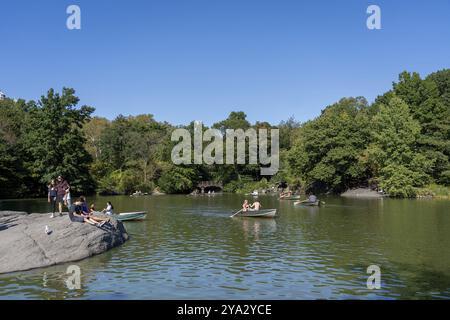 New York City, USA, 21 septembre 2019 : des gens dans des chaloupes sur le lac à Central Park, Amérique du Nord Banque D'Images