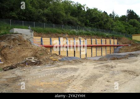 La conduite des eaux usées à l'entrée d'une station d'épuration des eaux usées a été déplacée pour des travaux de conversion Banque D'Images