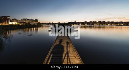 Stockholm, Suède, 07 24 2019 -vue panoramique sur l'horizon de Stockholm et la mer avec un ciel bleu rose violet au crépuscule, Europe Banque D'Images