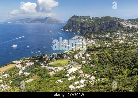 L'île de Capri dans une belle journée d'été en Italie Banque D'Images