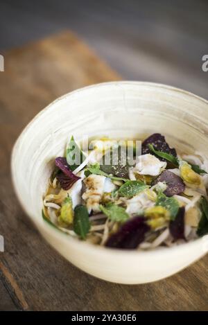 Soupe de poisson au curry de la jungle thaïlandaise avec nouilles Banque D'Images