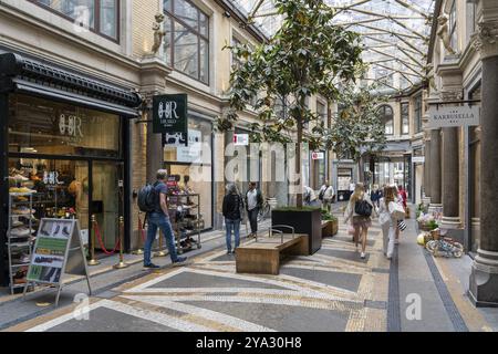 Copenhague, Danemark, 31 mai 2023 : les gens dans le passage de Jorcks, un passage et un bâtiment avec des magasins dans le centre historique de la ville, en Europe Banque D'Images