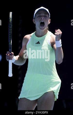 MELBOURNE, AUSTRALIE, le 12 JANVIER 2024 : Katie Volynets, des États-Unis, en route pour battre Julia Riera, d’Argentine, en qualifications finales avant le 2024 Banque D'Images