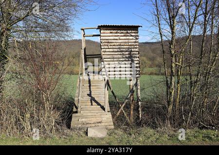 Siège haut sur un chemin de champ est construit avec une rampe en bois Banque D'Images