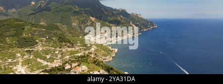 Côte amalfitaine, mer Méditerranée, Italie. Belle journée pleine de couleurs sur les routes et autoroutes de la côte amalfitaine Banque D'Images