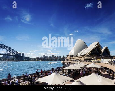 Célèbre opéra de Sydney, célèbre monument et café-restaurant en bord de mer en australie Banque D'Images