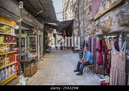 Magasins dans la rue piétonne du quartier souk du bazar palestinien de la vieille ville de jérusalem israël Banque D'Images