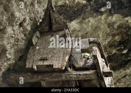 Sarcophage suspendu dans un site funéraire traditionnel du village de Kete Kesu, Tana Toraja, Sulawesi du Sud, Indonésie. Banque D'Images