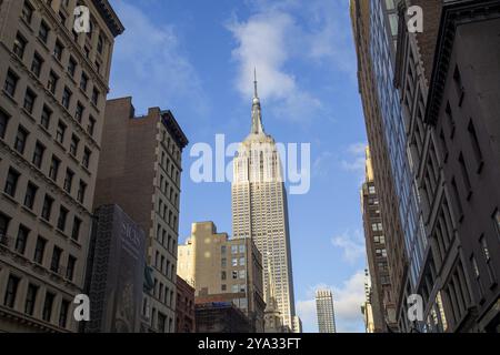 New York, États-Unis d'Amérique, 19 novembre 2016 : vue en angle bas de l'Empire State Building Banque D'Images