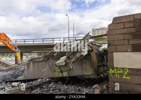 Après l'effondrement de certaines parties du pont Carola, les travaux de démolition ont commencé du côté de la vieille ville. Les sections du pont du côté de la vieille ville ont été démantelées Banque D'Images