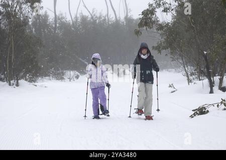 LAKE MOUNTAIN, AUSTRALIE, 21 JUILLET : une famille raquette ensemble dans la neige par une froide journée d'hiver à Lake Mountain à Victoria, Australie, le 21 juillet Banque D'Images