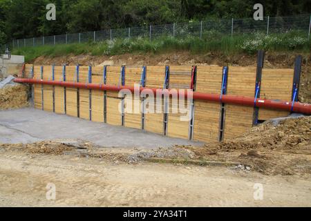 La conduite des eaux usées à l'entrée d'une station d'épuration des eaux usées a été déplacée pour des travaux de conversion Banque D'Images