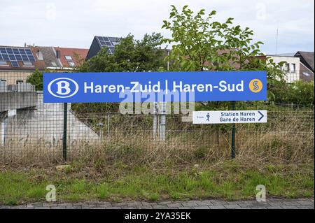 Haren Sud, région de Bruxelles, Belgique, 09 18 2022, panneau au quai de la gare ferroviaire locale, Europe Banque D'Images