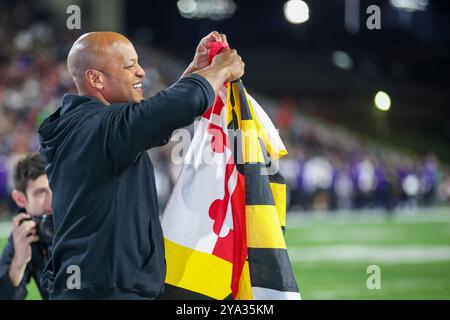 College Park, Maryland, États-Unis. 11 octobre 2024. Le gouverneur du Maryland WES MOORE soutient les Terrapins du Maryland depuis la ligne de touche. Les Terrapins du Maryland sont battus par les Northwestern Wildcats 37-10 à SECU Arena à College Park, MD, le 11 octobre 2024. (Crédit image : © Nick Piacente/ZUMA Press Wire) USAGE ÉDITORIAL SEULEMENT! Non destiné à UN USAGE commercial ! Banque D'Images