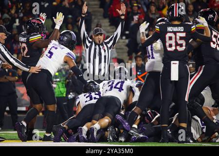 College Park, Maryland, États-Unis. 11 octobre 2024. Les Terrapins du Maryland se précipitent pour un touchdown. Les Terrapins du Maryland sont battus par les Northwestern Wildcats 37-10 à SECU Arena à College Park, MD, le 11 octobre 2024. (Crédit image : © Nick Piacente/ZUMA Press Wire) USAGE ÉDITORIAL SEULEMENT! Non destiné à UN USAGE commercial ! Banque D'Images