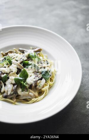 Ricotta aux champignons végétariens et pâtes tagliatelles aux herbes Banque D'Images