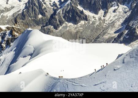 Mont Blanc mountaneers marche sur la crête enneigée Banque D'Images