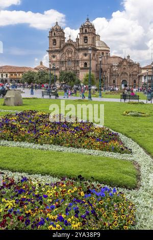 Cuzco au Pérou, vue panoramique sur la place principale et l'église de la cathédrale. Amérique du Sud Banque D'Images