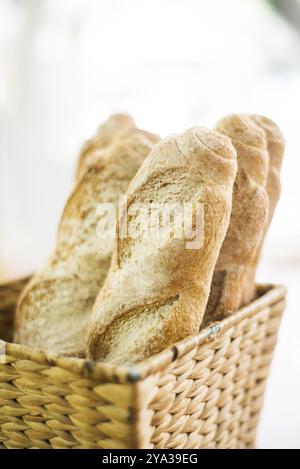 Pain baguette française frais dans le panier Banque D'Images