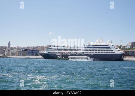 turquie istanbul 13 juin 2024, Un magnifique bateau de croisière de luxe est amarré dans le port animé sous un ciel bleu clair Banque D'Images