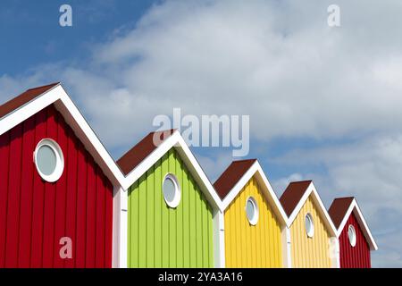 Façade de maison aux couleurs vives sur l'île de la mer du Nord de Langeoog Banque D'Images