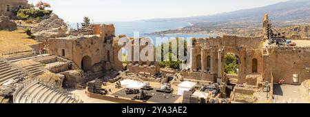 Théâtre grec à Taormine et Etna Mont. Europe. Bannière Web avec espace de copie Banque D'Images