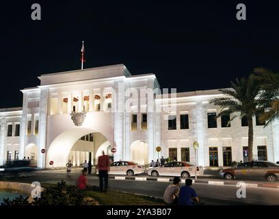 Célèbre place bab al bahrain dans le centre de la vieille ville de manama la nuit Banque D'Images