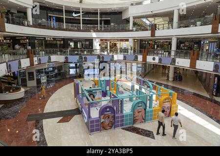 Delhi, Inde, 30 mars 2023 : Atrium et les gens à l'intérieur du centre commercial Selcet CityWalk, Asie Banque D'Images